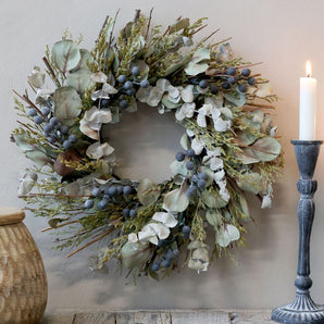 Kunstig blomsterkrans med eukalyptus og bær - Chic Antique